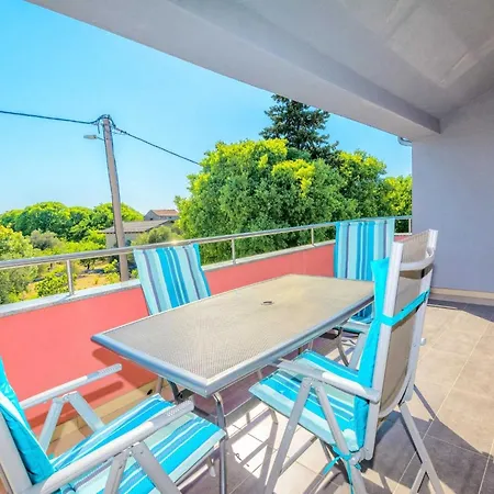 Marinela - Four Bedroom With Swimming Pool