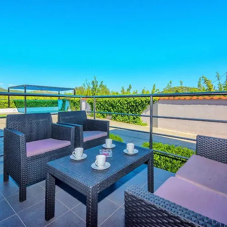 Marinela - Four Bedroom With Swimming Pool Feriehus *