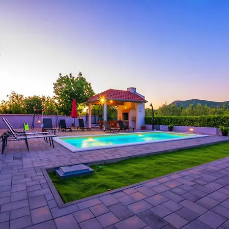 Feriehus Marinela - Four Bedroom With Swimming Pool *