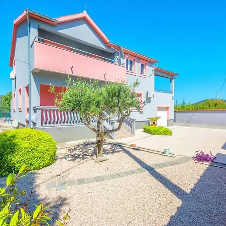 Marinela - Four Bedroom With Swimming Pool Vodice