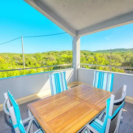 Marinela - Four Bedroom With Swimming Pool