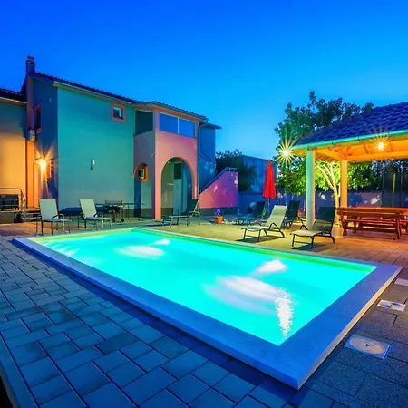 Marinela - Four Bedroom With Swimming Pool Vodice