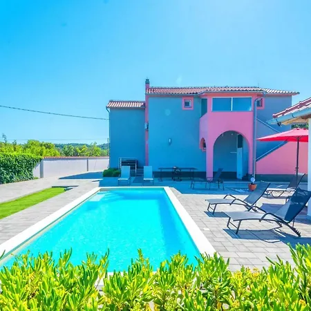 Marinela - Four Bedroom With Swimming Pool