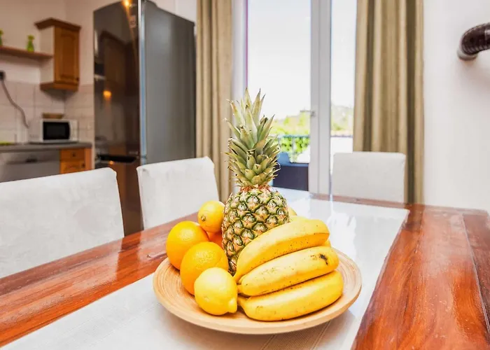 Vakantiehuis Marinela - Four Bedroom With Swimming Pool *