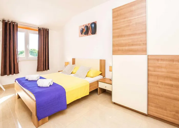 Vakantiehuis Marinela - Four Bedroom With Swimming Pool