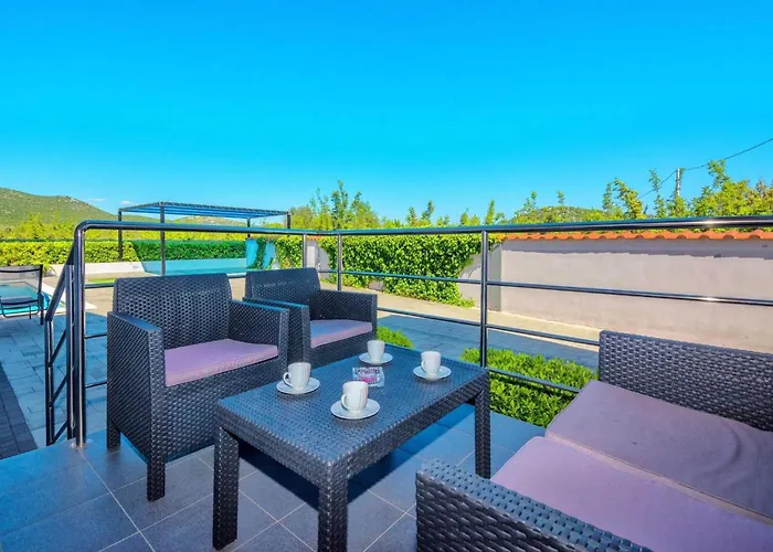 Marinela - Four Bedroom With Swimming Pool Holiday home *