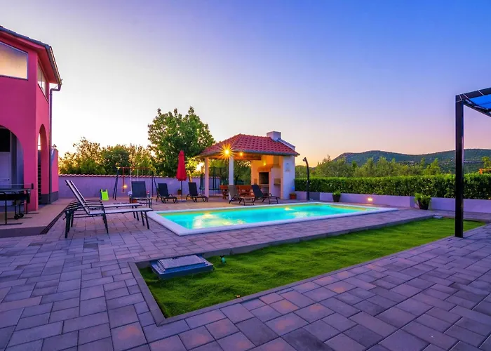 Vakantiehuis Marinela - Four Bedroom With Swimming Pool *