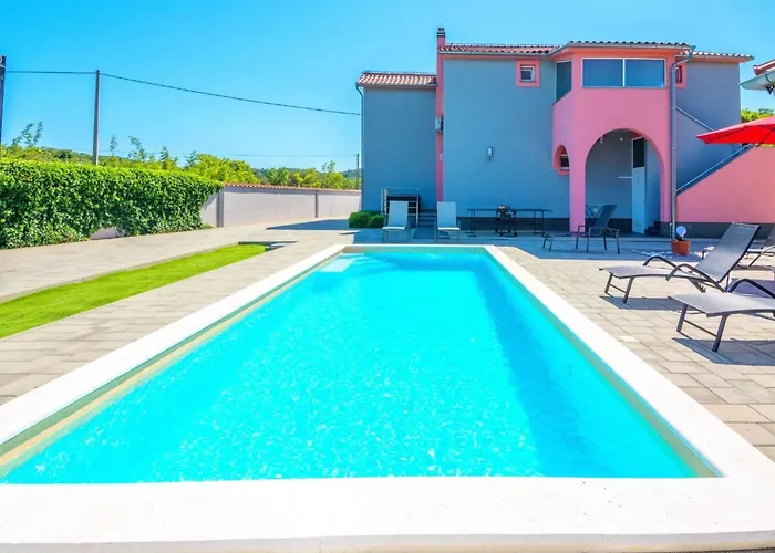 Marinela - Four Bedroom With Swimming Pool