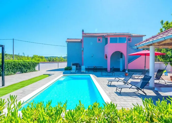 Marinela - Four Bedroom With Swimming Pool